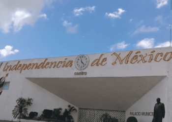 Palacio Municipal de Centro luce fachada alusiva al mes patrio