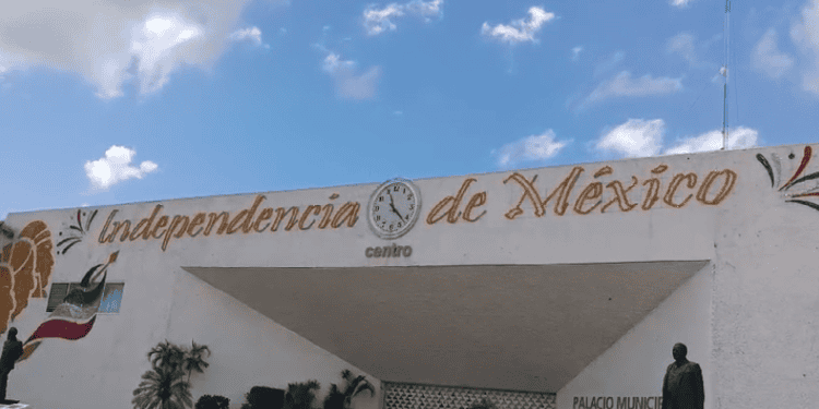 Palacio Municipal de Centro luce fachada alusiva al mes patrio