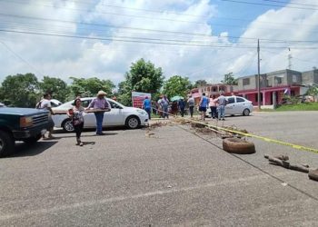 Habitantes bloquean la Carretera Jalapa-Villahermosa por incumplimiento de Pemex