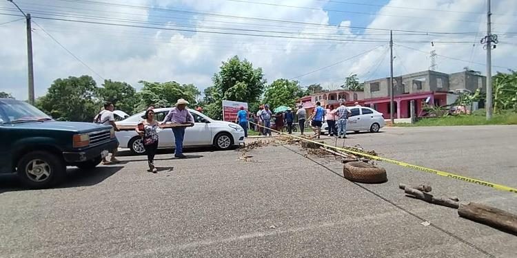 Habitantes bloquean la Carretera Jalapa-Villahermosa por incumplimiento de Pemex