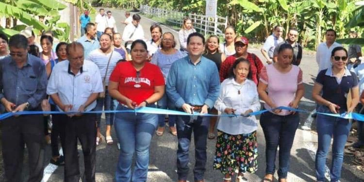 Inauguran camino en Huacapa y Amestoy, Cunduacán