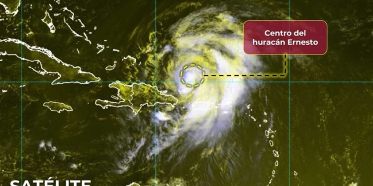 Ernesto se intensifica a huracán categoría 1 sobre el Caribe