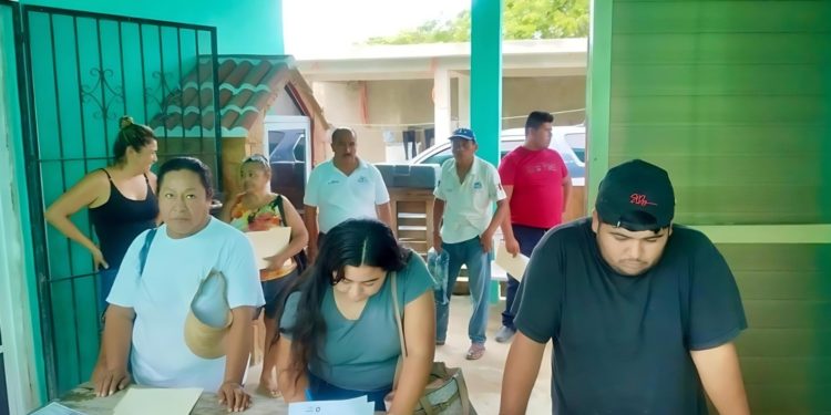 Refuerzan la regularización de predios en Mahahual, beneficiando a las familias locales
