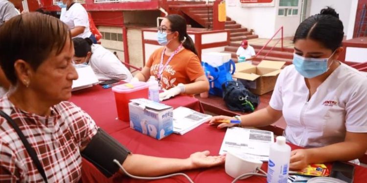 Destaca Centro que 20% de atendidos en jornada de salud presentan glucosa o presión elevada