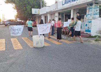 Habitantes de Atasta e Infonavit-Atasta bloquean calles por desabasto de agua