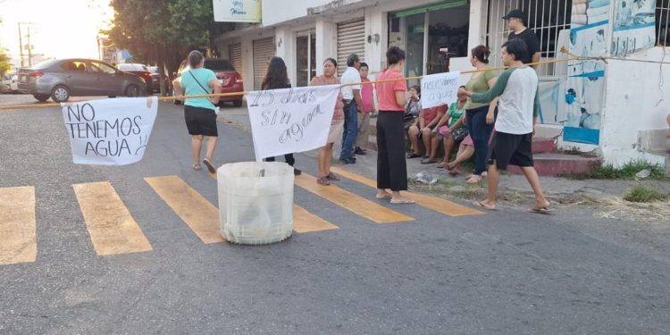 Habitantes de Atasta e Infonavit-Atasta bloquean calles por desabasto de agua