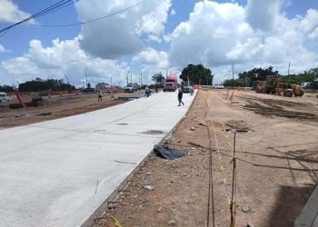 Avanzan trabajos de instalación de tuberías y pavimentación en Paseo Tabasco y Periférico