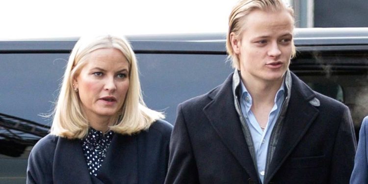 Arrestan al hijo de la princesa Mette-Marit por agresión en Noruega