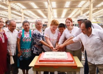 Celebra la alcaldesa Aura Medina Cano en el mercado Pino Suárez el Día del Locatario