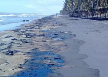 Chapapote recala en playas de Paraíso y obligan al cierre temporal