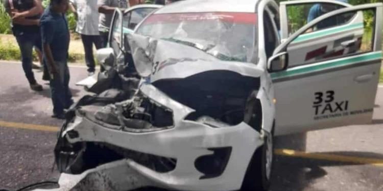 Muere mujer de la tercera edad en fatal accidente entre taxi y camioneta en Centla