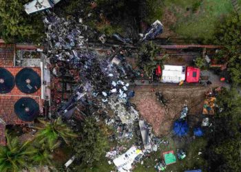 Recuperan los cuerpos de los 62 pasajeros abordos en un avión que se estrelló en Brasil