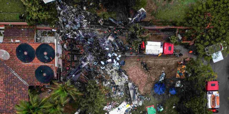 Recuperan los cuerpos de los 62 pasajeros abordos en un avión que se estrelló en Brasil