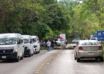 Bloquean Vía Tapijulapa-Oxolotán por falta de energía eléctrica
