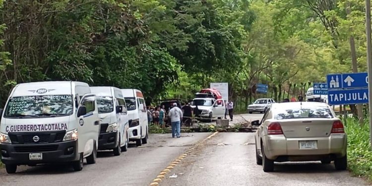Bloquean Vía Tapijulapa-Oxolotán por falta de energía eléctrica