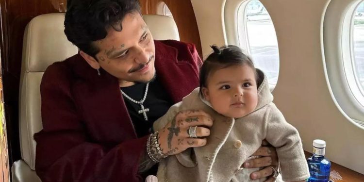 Christian Nodal regresa a Argentina para ver a su hija Inti