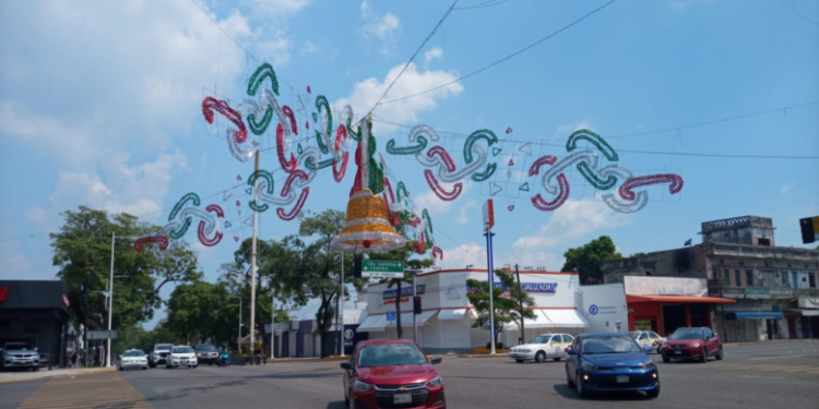 Ayuntamiento de Centro invierte 2 millones de pesos en adornos patrios