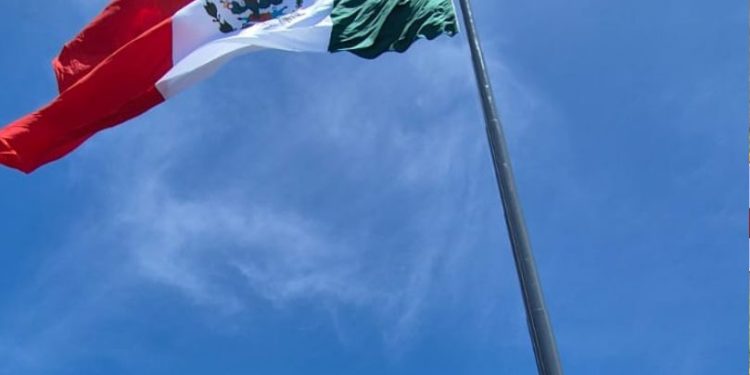 Realiza gobierno de Ana Paty Peralta asta bandera de la Zona Hotelera