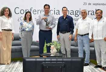 Rector de la UJAT recibe estatuilla conmemorativa por el 33 Aniversario de la Licenciatura en Comunicación