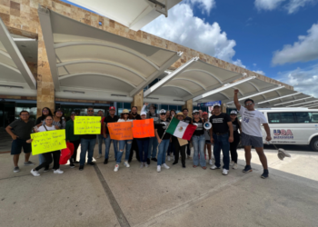 Trabajadores del PJF se manifiestan en el Aeropuerto Internacional de Cancún