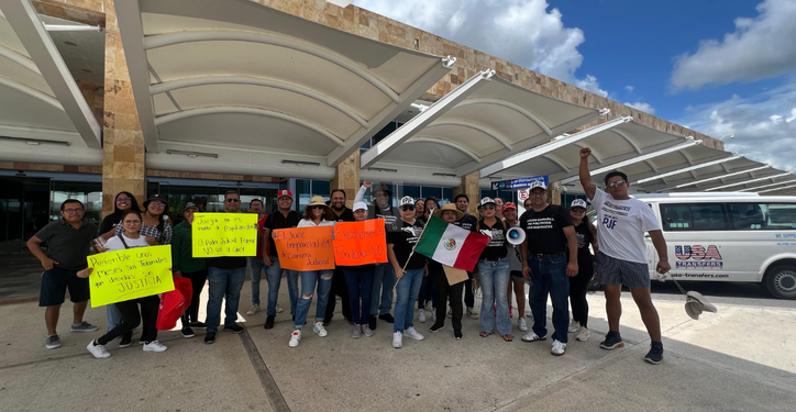 Trabajadores del PJF se manifiestan en el Aeropuerto Internacional de Cancún