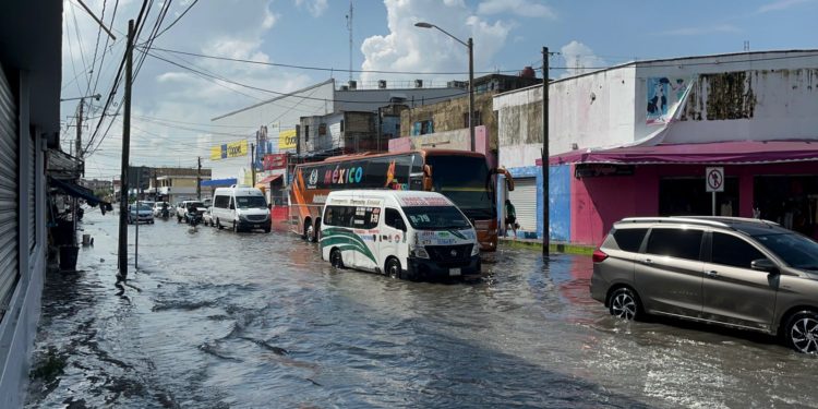 Reportan calles inundadas en Cancún