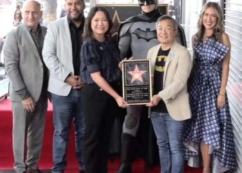 Batman es galornado con una estrella en el Paseo de la Fama de Hollywood
