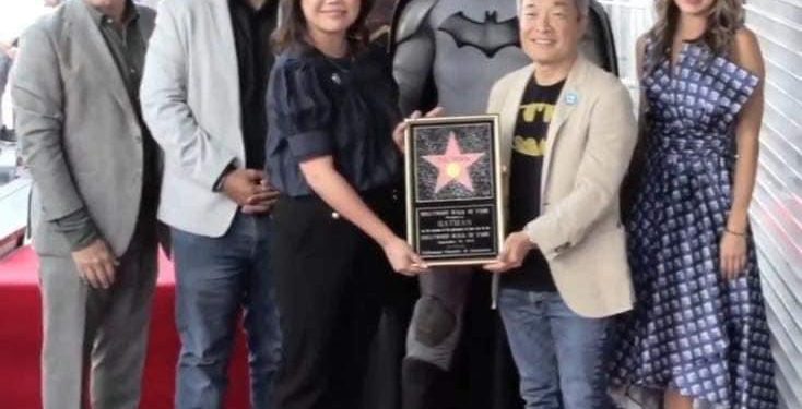 Batman es galornado con una estrella en el Paseo de la Fama de Hollywood