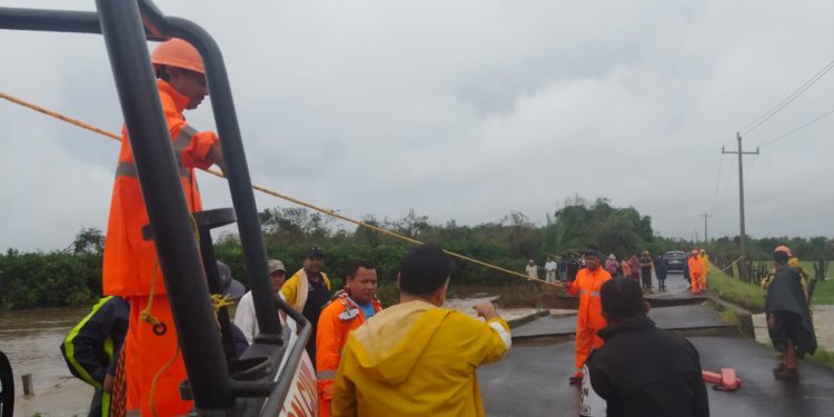 Rescatan a 3 mil personas en zonas inundadas tras el ciclón ‘Jhon’ en Guerrero