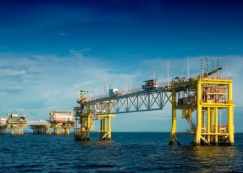 El precio del petróleo sube casi un 2%;Brent se aleja de su nivel más bajo en tres años