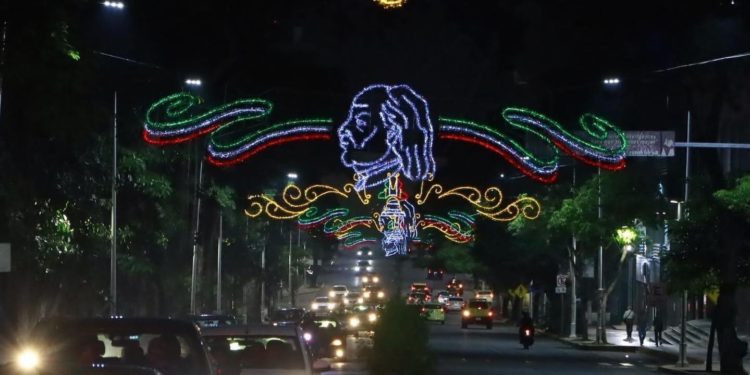 Iluminan avenidas y edificios públicos de Villahermosa por fiestas patrias