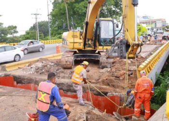 Colocan ataguías metálicas en puente de Ruiz Cortines por la Laguna de las Ilusiones