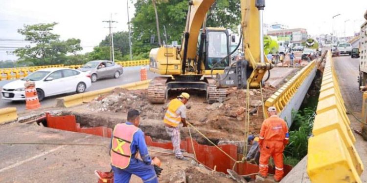 Colocan ataguías metálicas en puente de Ruiz Cortines por la Laguna de las Ilusiones