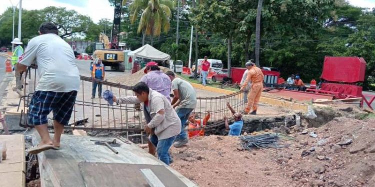 Arranca repavimentación de Ruiz Cortines tras rescate de puentes sobre Las Ilusiones