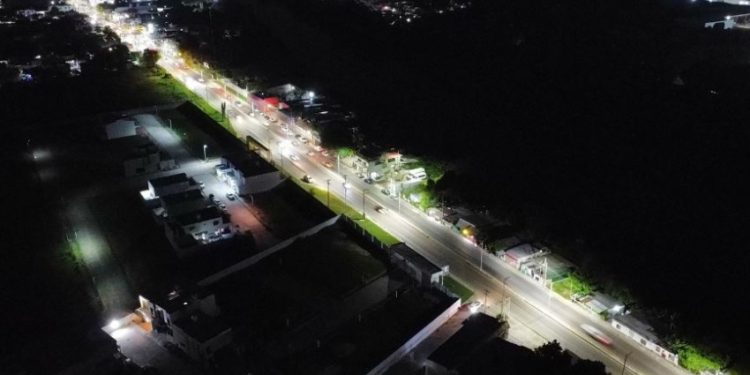 Centro concluye instalación de 372 nuevas luminarias en la carretera Villahermosa-La Isla