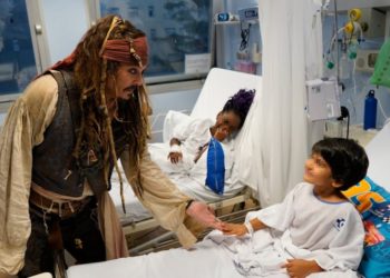 Johnny Depp se viste de Jack Sparrow y sorprende a niños con cáncer