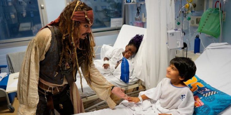Johnny Depp se viste de Jack Sparrow y sorprende a niños con cáncer