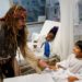 Johnny Depp se viste de Jack Sparrow y sorprende a niños con cáncer