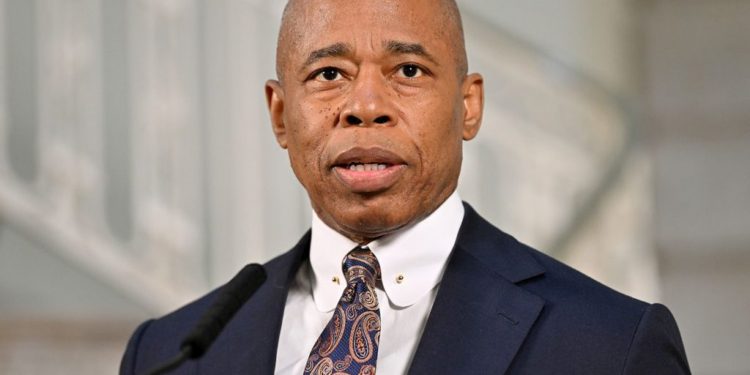 Eric Adams, alcalde de Nueva York es acusado de fraude y corrupción