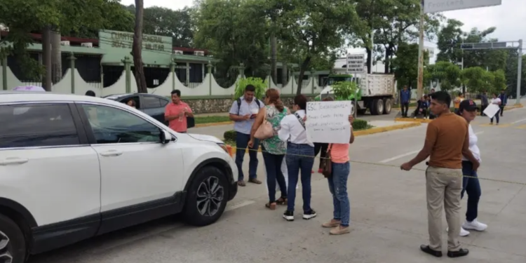 Padres de familia bloquean Paseo Usumacinta para exigir destitución de directora en Huimanguillo