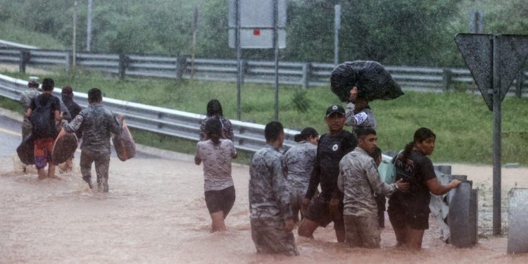 Más de 25 mil militares atienden a los afectados del huracán «John» en Guerrero: AMLO