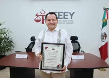 Joaquín Díaz Mena recibe constancia como Gobernador electo de Yucatán