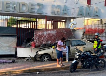 Auto sin frenos choca contra puesto ambulante en mercado de La Sierra
