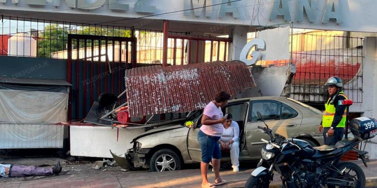 Auto sin frenos choca contra puesto ambulante en mercado de La Sierra