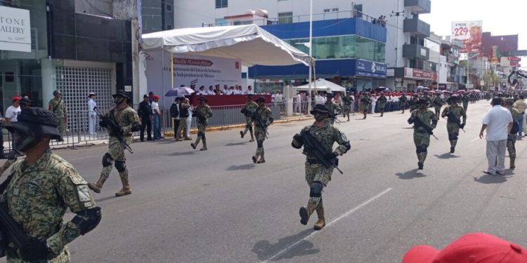 Más de 2,400 personas participaron en desfile cívico-militar en Villahermosa por el 214 aniversario de la Independencia