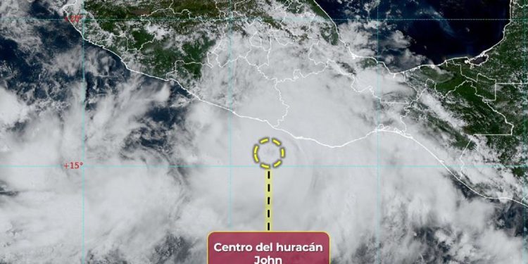 Huracán John categoría 2 tocará tierra en las próximas horas en Oaxaca