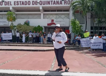 Trabajadores del PJF se manifiestan frente al Gobierno del Estado de QROO para rechazar la reforma de AMLO