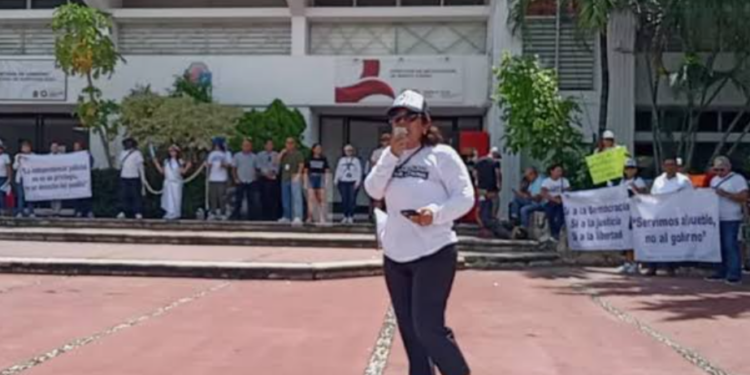 Trabajadores del PJF se manifiestan frente al Gobierno del Estado de QROO para rechazar la reforma de AMLO