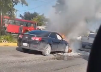 Por cortocircuito se incendia vehículo en avenida Lakín, Cancún
