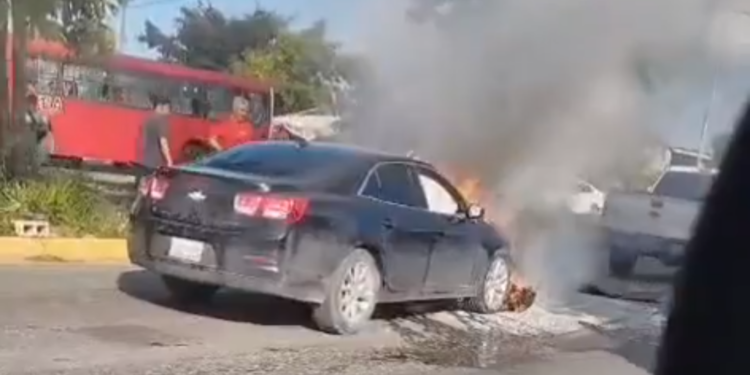 Por cortocircuito se incendia vehículo en avenida Lakín, Cancún